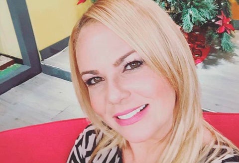 Juana Matilde era la artista del grupo de hermanas. Es la voz de la canción oficial de la novela.