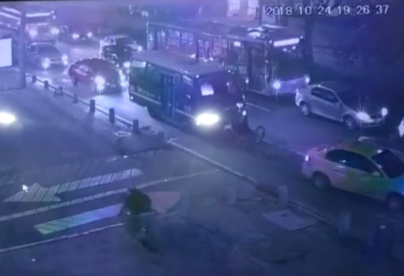 Ciclista finje ser accidente con bus del SITP