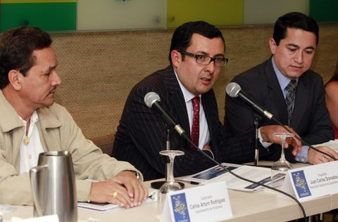 En el centro, Juan Carlos Granados, excontralor de Bogotá.