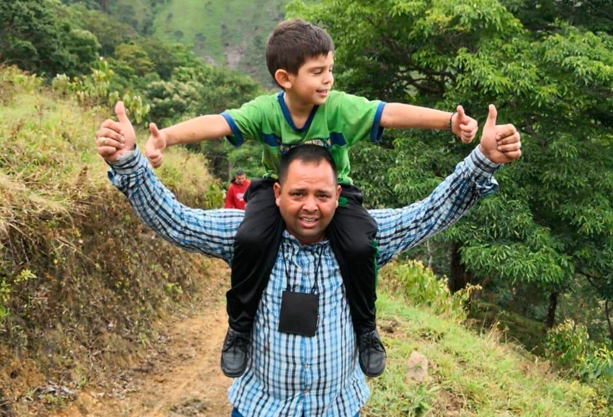 Cristo José Contreras, en libertad, junto a su padre Edwin Contreras