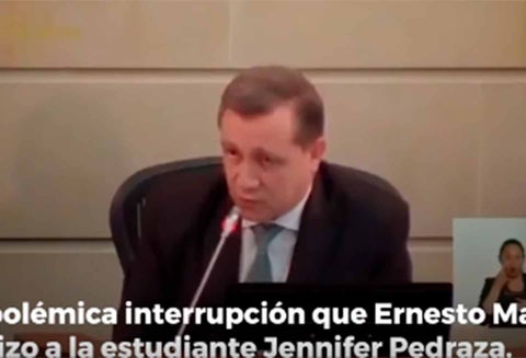 Momento en que Ernesto Macías interrumpe a la estudiante Jennifer Pedraza