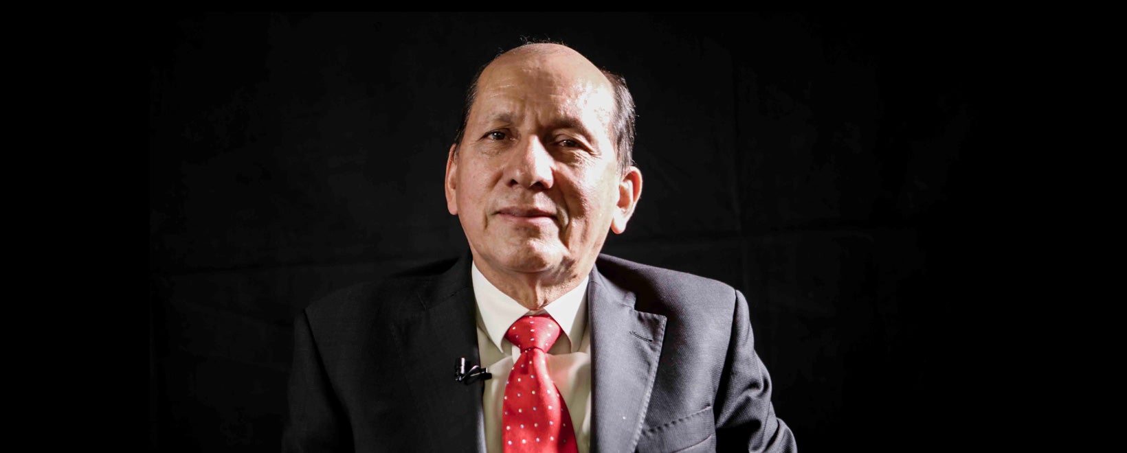 El general retirado Luis Herlindo Mendieta en la sede de RCN Radio, en Bogotá