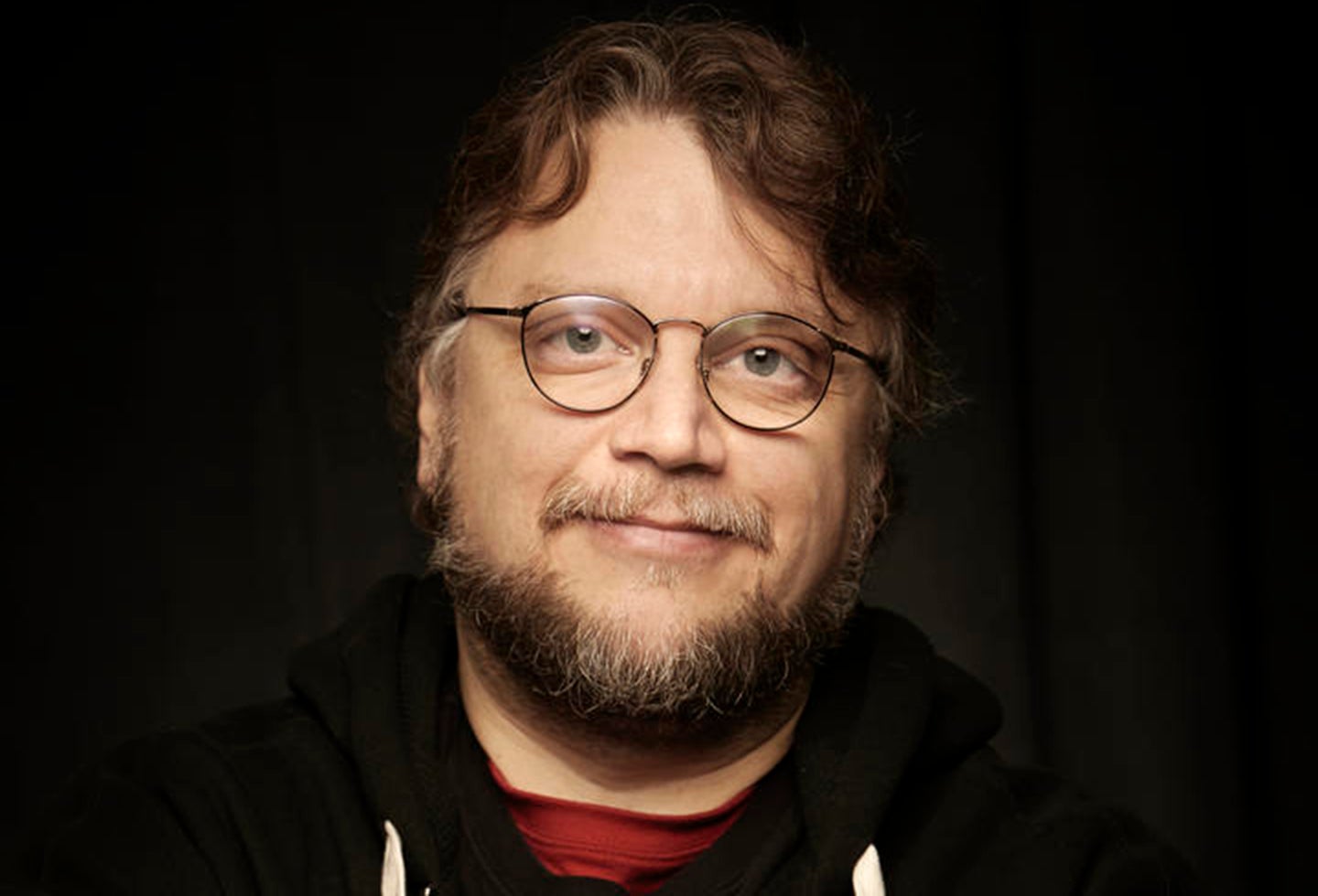 Guillermo del Toro y la imagen promocional de Netflix anunciando el largometraje de Pinocho