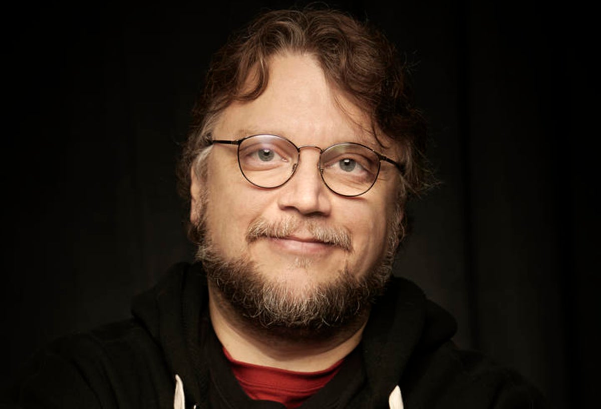 Guillermo del Toro y la imagen promocional de Netflix anunciando el largometraje de Pinocho