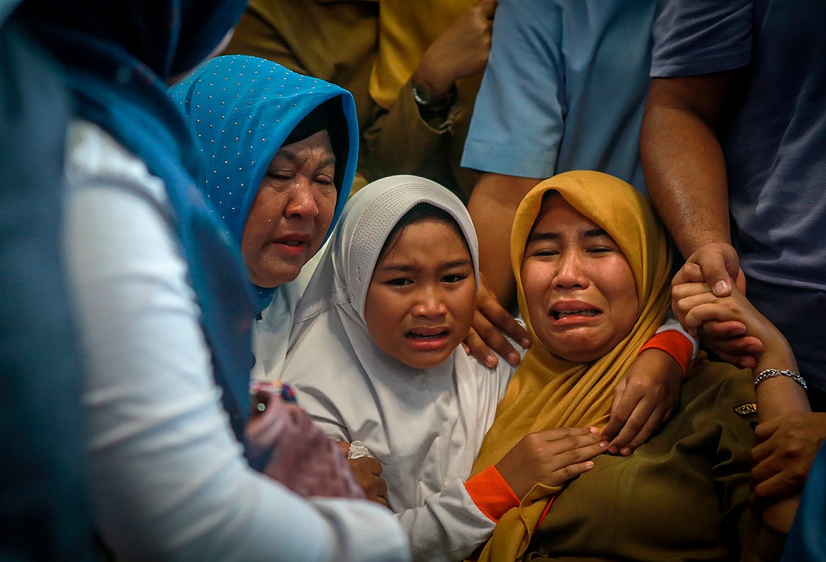 Familiares de las víctimas de Lion Air, en Pangkal Pinang, en la isla de Bangka, donde era esperado el vuelo