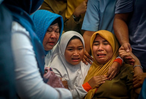 Familiares de las víctimas de Lion Air, en Pangkal Pinang, en la isla de Bangka, donde era esperado el vuelo