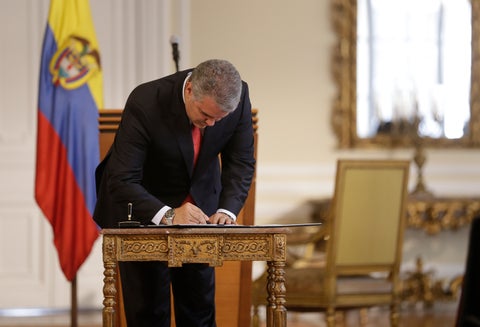 El presidente, Iván Duque, firmando el decreto que autoriza el decomiso de la dosis mínima, en la casa Nariño (Bogotá), el primero de octubre de 2018