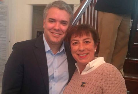 El presidente Iván Duque junto a Claudia Ortiz, militante del Centro Democrático