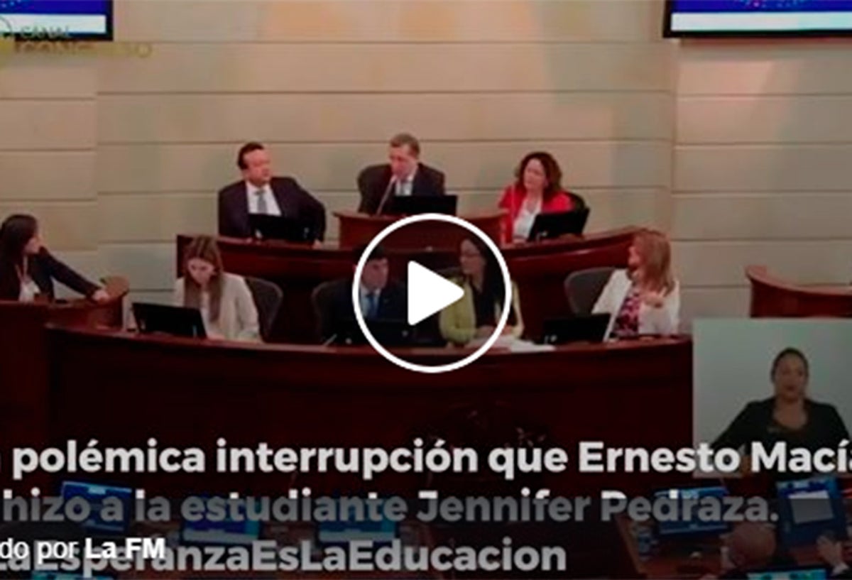 Jennifer Pedraza y Ernesto Macías durante la sesión en el Congreso
