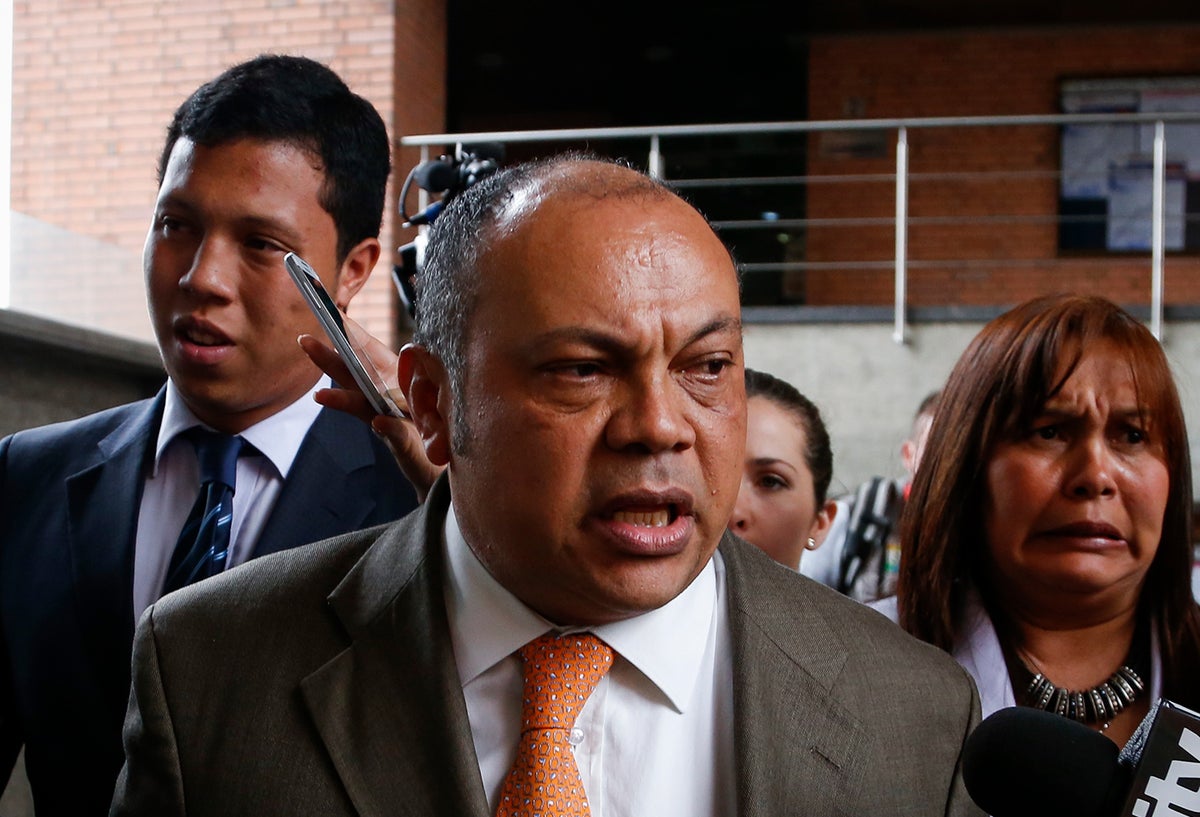 Jorge Luis Colmenares Escobar, hermano de Luis Andrés Colmenares; Luis Alonso Colmenares, padre de Luis Andrés Colmenares, y Oneida Escobar, madre Luis Andrés Colmenares, en Bogotá