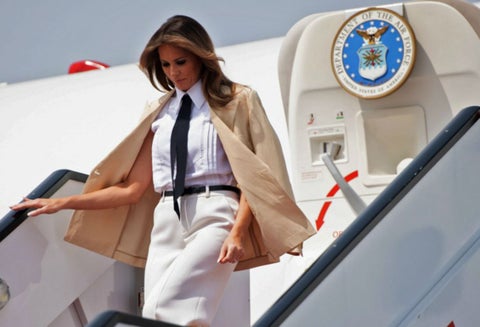 Melania Trump bajando de avión presidencial.