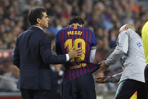 Messi sale lesionado en partido entre el Barcelona y el Sevilla