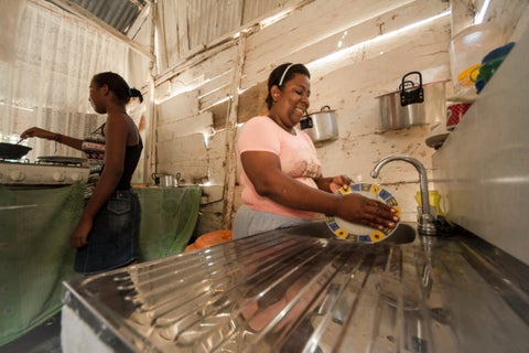 Familia colombiana que cuenta con conexión a servicios públicos.