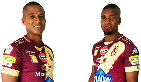 Jugadores del Deportes Tolima portando la nueva indumentaria