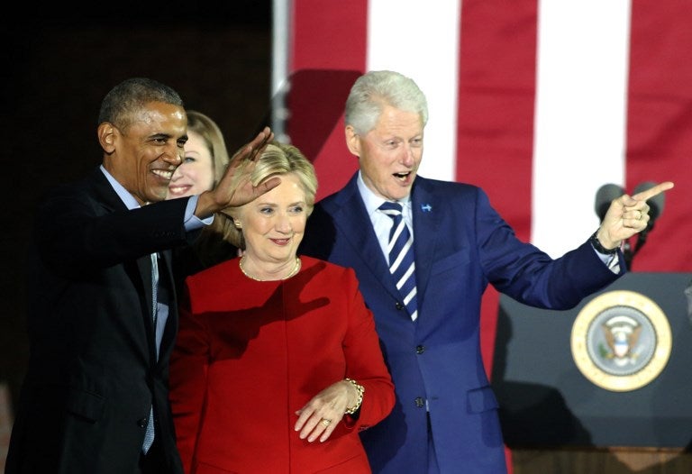 Barack Obama y los esposos Clinton