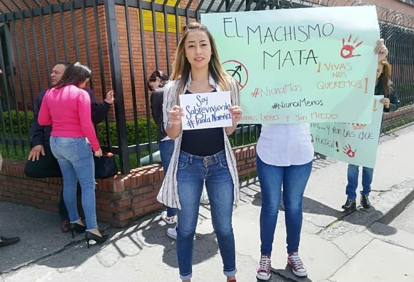 Paola Andrea Noreña hizo un plantón frente a los juzgados de paloquemao para pedir justicia en su caso.
