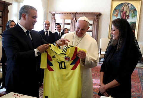 El papa Francisco junto al presidente Iván Duque y su esposa María Juliana Ruiz, el 22 de octubre de 2018 en el Vaticano