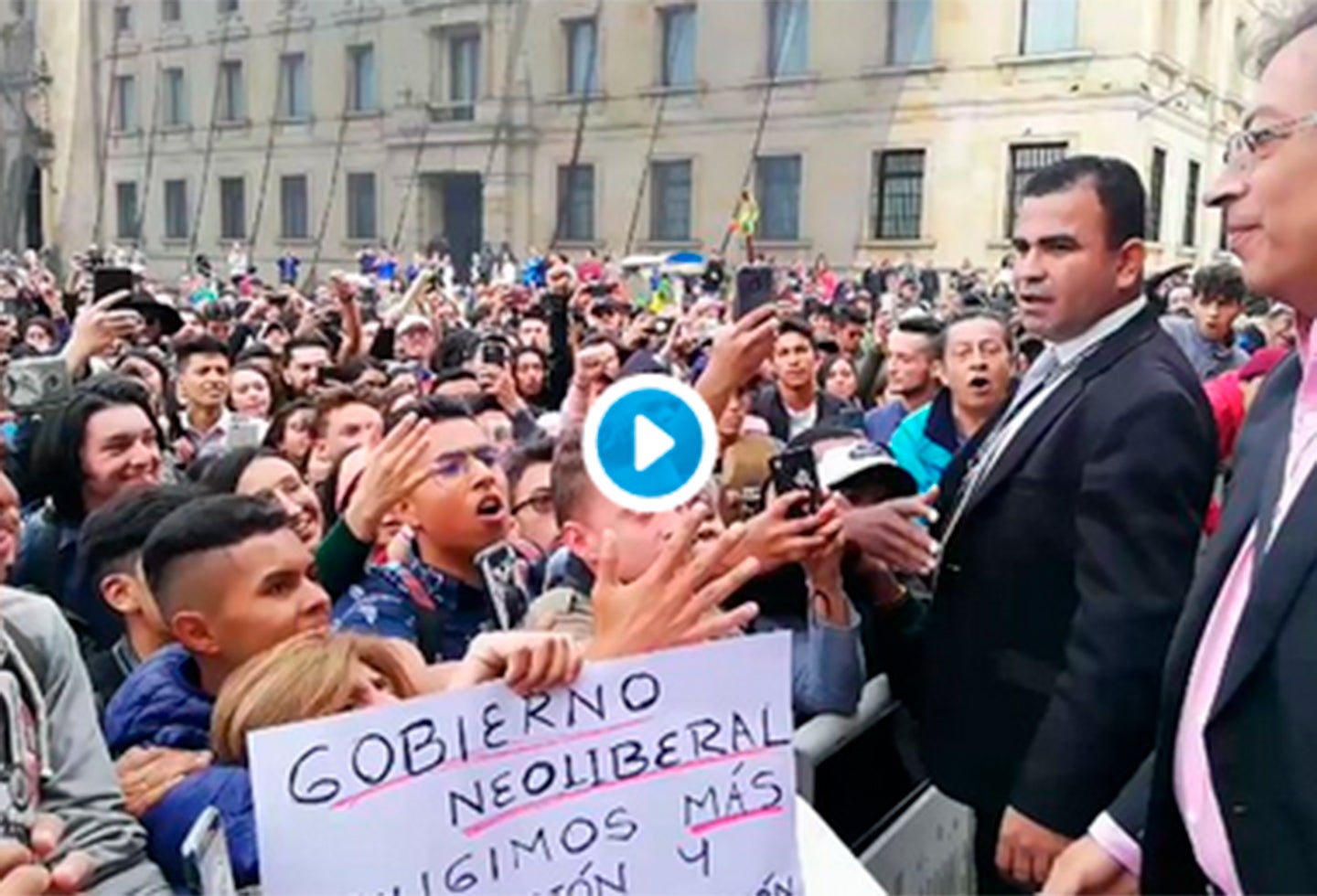 Gustavo Petro en medio de la marcha estudiantil, en Bogotá