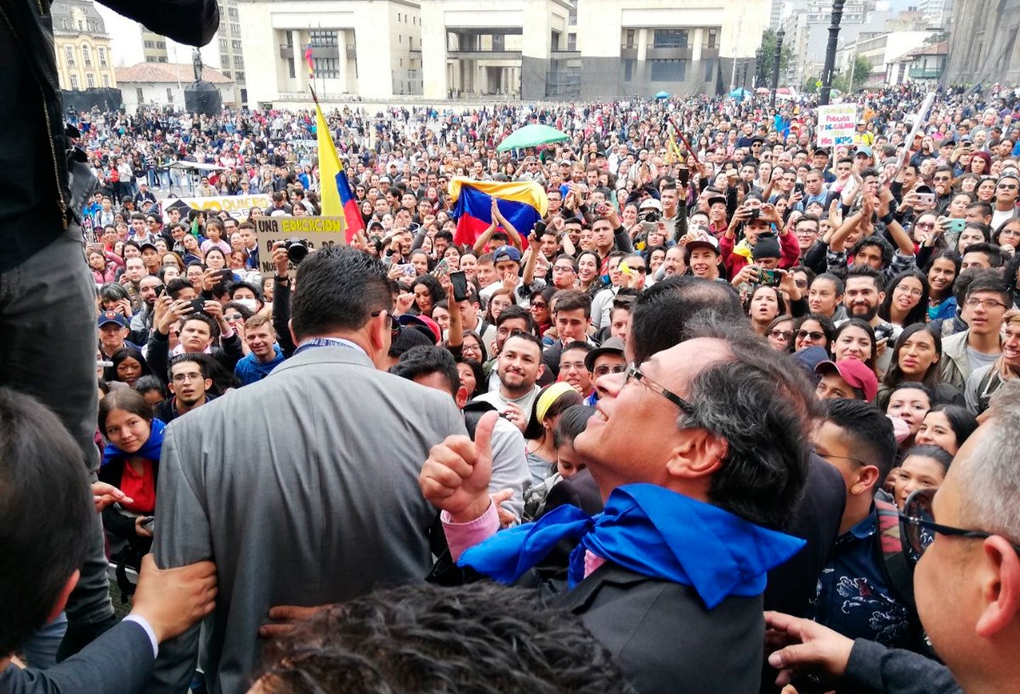 Gustavo Petro en medio de la marcha estudiantil, en Bogotá