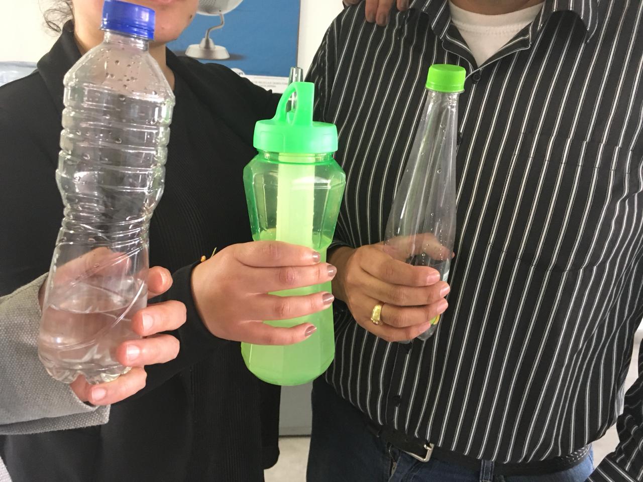 Botellas plásticas.