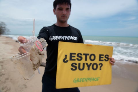 Plásticos en costas colombianas.