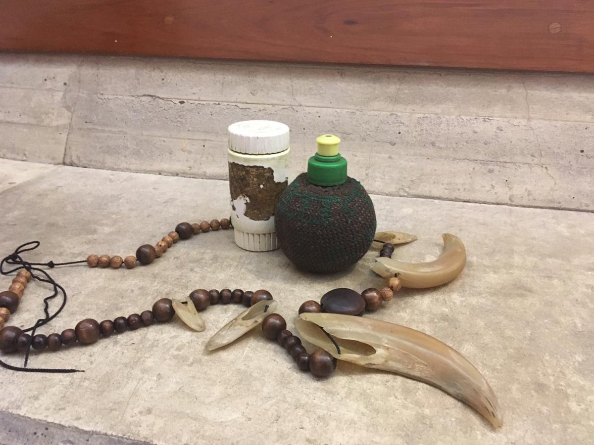En el tarro blanco está la hoja de coca y al lado derecho ambil.