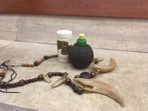 En el tarro blanco está la hoja de coca y al lado derecho ambil.
