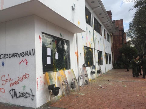 La sede de RCN Radio, en Bogotá, luego de la segunda marcha estudiantil