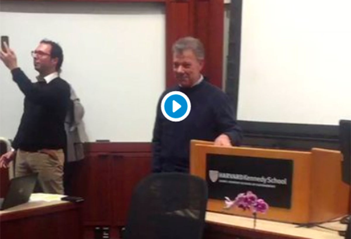 El expresidente Juan Manuel Santos al terminar su clase en la Universidad de Harvard