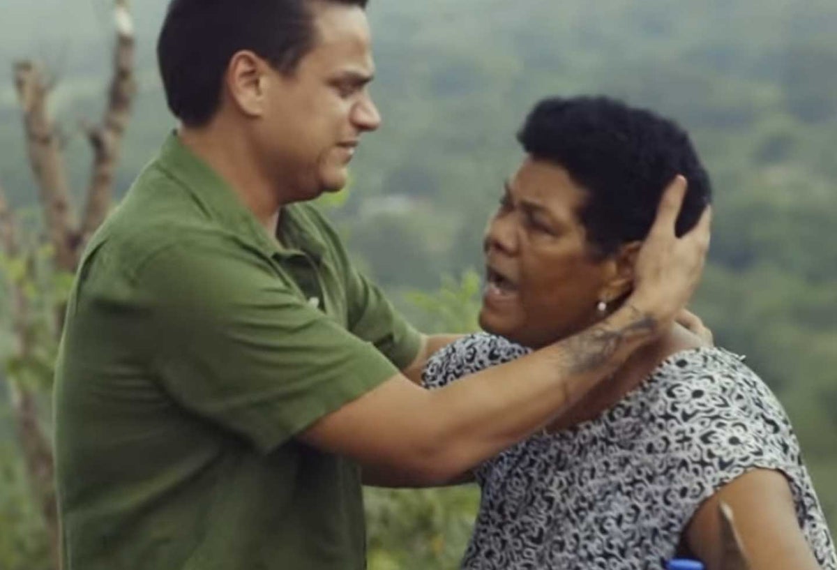 Silvestre Dangond abraza a María Atencio