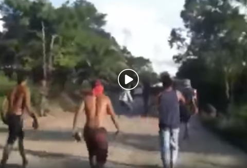 Campesinos en Tibú (Norte de Santander) increpando a soldados del Ejército Nacional