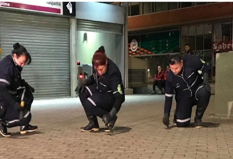 Cada día dentro de Transmilenio, los operadores deben recoger algo más de una tonelada de basura.