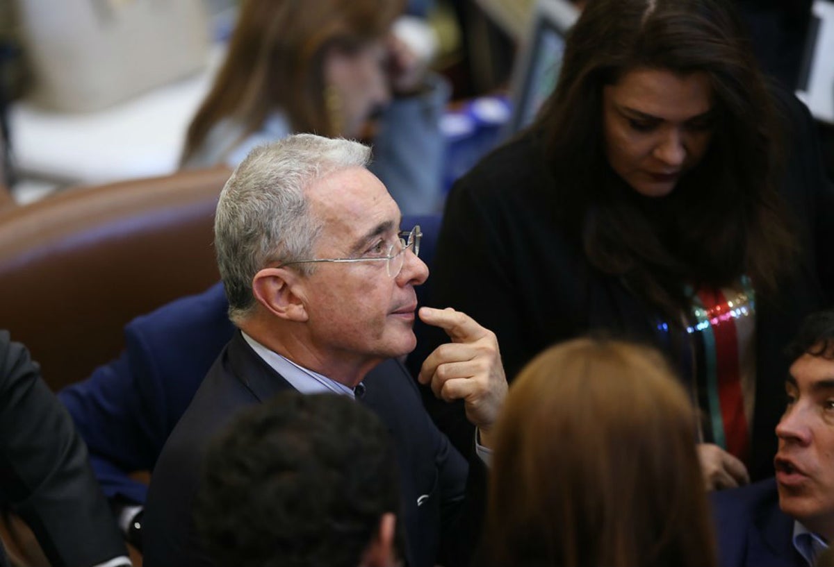 El senador Álvaro Uribe dijo que nunca autorizó que su nombre se utilizara en un sitio público.