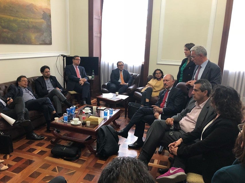 Álvaro Uribe y Gustavo Petro reunidos con homólogos del partido Farc en la oficina del senador Ernesto Macías