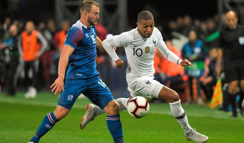 Kylian Mbappe, delantero francés, compite por la pelota con el mediocampista de Islandia Runar Mar Sigurjonsson