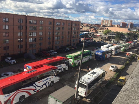 Buses parquean sobre Av Carrera 80 en Kennedy