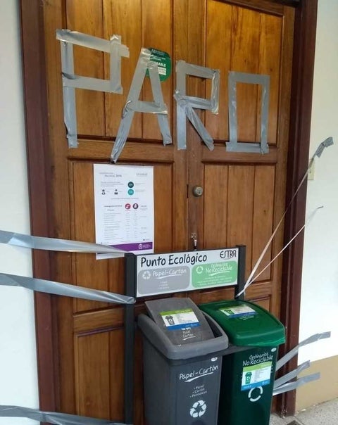 Bloquean ingreso a oficinas en la Universidad Nacional en Medellín.