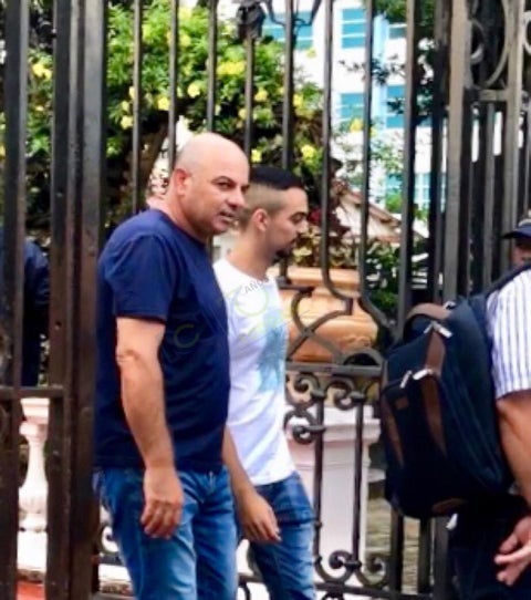 El extranjero, que recobró su libertad, no puede salir del país.