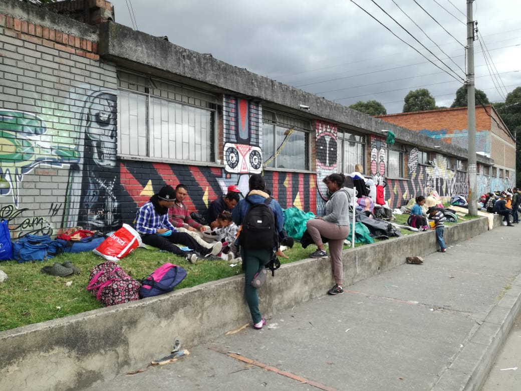 Venezolanos desalojados en inmediaciones de la Terminal de Trasportes de Bogotá.