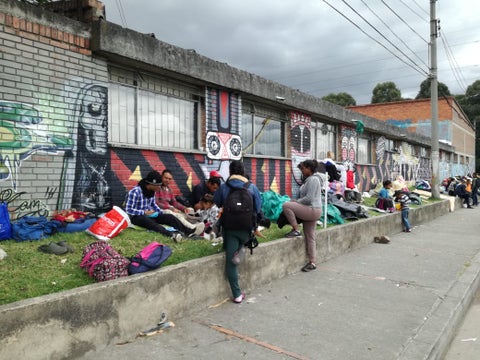 Venezolanos desalojados en inmediaciones de la Terminal de Trasportes de Bogotá.