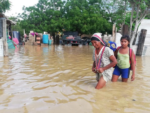 Habitantes de Uribia en La Guajira están bajo el agua.