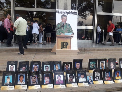 Plantón en Medellín para exigir verdad al general Mario Montoya.