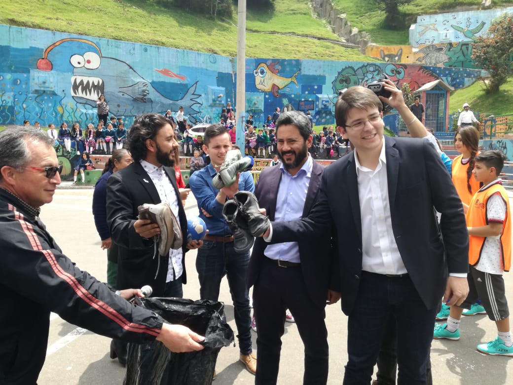 Secretarios de Seguridad y Gobierno durante campaña para descolgar tenis de los cables