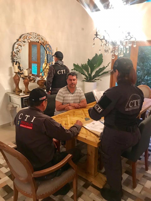 Momento en el que el alcalde de Barbosa, Antioquia es capturado.