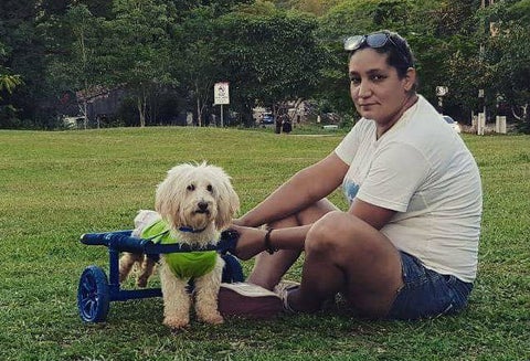 Jazmín Arévalos junto a uno de sus perros