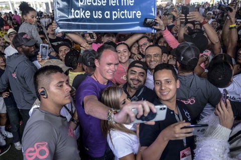 Chris Froome se toma fotos con sus fans en Guatapé, Colombia