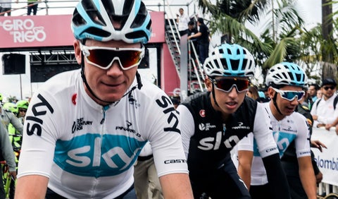 Chris Froome escoltado por su compañero de equipo, el colombiano Egan Bernal