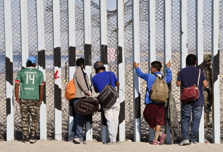 Migrantes centroamericanos muro Estados Unidos