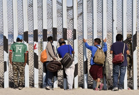 Migrantes centroamericanos muro Estados Unidos