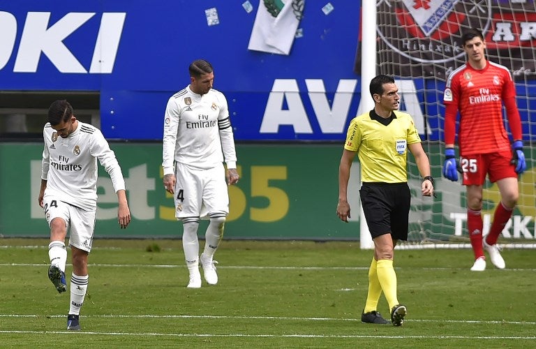 Jugadores del Real Madrid se lamentan tras la goleada sufrida con el Eibar